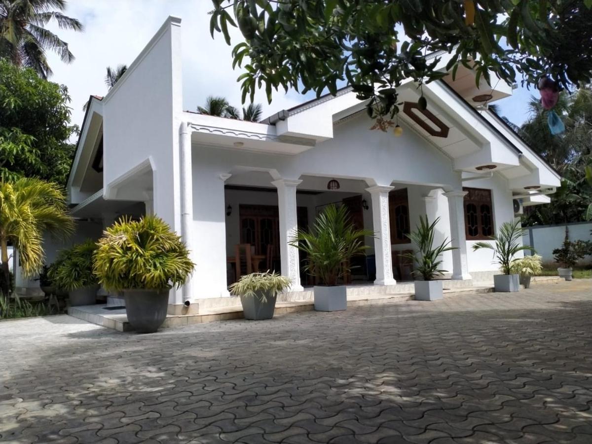 Holidays Hotel Nainamadama Exterior photo